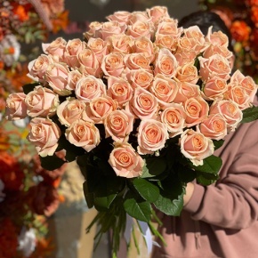 Букет из 51 персиковой розы (60 см) в Серпухове