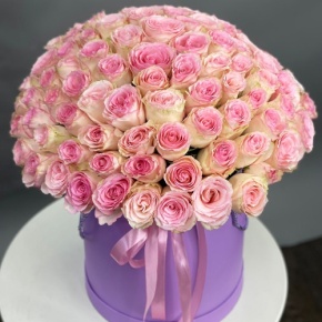 Композиция в шляпной коробке из 151 розы кения в Серпухове