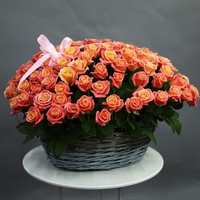 Композиция в корзине из 101 розы Мисс Пигги (50 см) в Серпухове