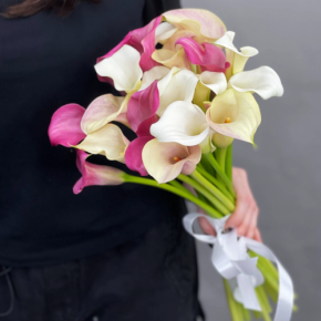 Букет из 21 каллы микс в Серпухове