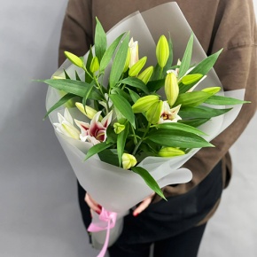 Монобукет из 3 бело-розовых лилий в Серпухове