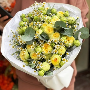 Букет "Иветта" из лимонных пионовидных кустовых роз и ромашек в Серпухове