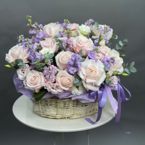 Композиция в корзине из французских роз и ароматных маттиол в Серпухове