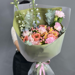 Букет "Таинственное очарование" из мазровых роз Риджентс парк, гиперикума, альстромерий, эустом и дельфиниума в Серпухове