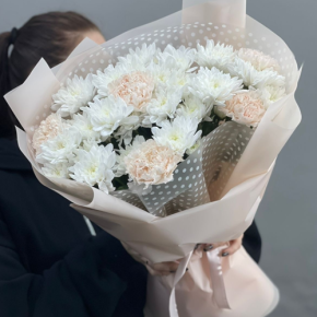 Букет из хризантем и диантусов пудра в Серпухове