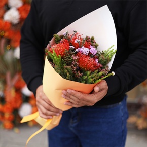 Букет "Капс" из лейко и экзотики в Серпухове