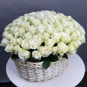 101 белая роза в корзине (40 см) в Серпухове