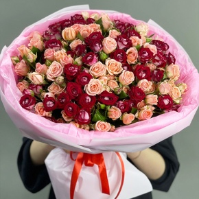 Букет "Рубиновый гранит" из 35 кустовых роз микс (50 см) в Серпухове