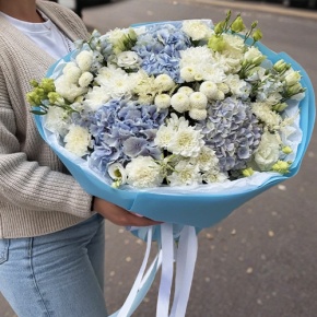 Букет "Голубые облака" из хризантемы, диантусов, Голландской гортензии, дельфиниума и эустомы в Серпухове