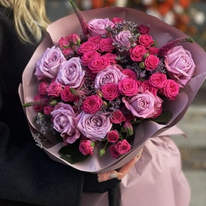 Букет "Малиновый вечер" из кустовых малиновых роз, вероники, лимониума и роз Меритим в Серпухове