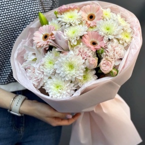 Букет "Дружба" из хризантемы, пионовидной лилии, гербер, диантусов и кустовых роз в Серпухове