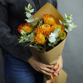 Букет "Гости из будущего" из 5 лейко и эвкалипта в Серпухове