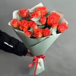 Букет из 15 морковных роз с эвкалиптом (50 см) в Серпухове