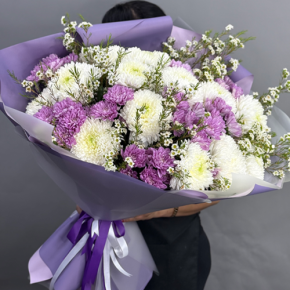 Букет "Лола" из хризантем Магнум, хамелациума и кустовых хризантем в Серпухове