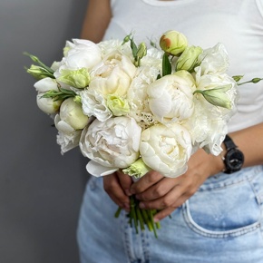 Свадебный букет из эустом и пионов в Серпухове