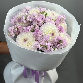 Букет "Чарующий" из георгин и ароматных маттиол в Серпухове