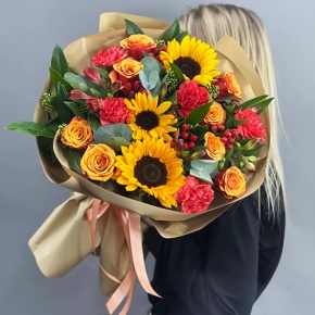 Букет "Ричи" из подсолнухов, альстромерий, гиперикума, роз, скиммии и диантусов в Серпухове