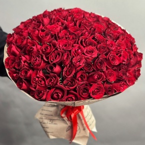 Букет 101 красная роза Кения в крафте (50 см) в Серпухове
