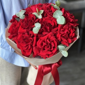 Букет "Красная пантера" из 13 роз Эквадор и эвкалипта в Серпухове