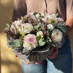 Композиция в корзине "Сюзи" из георгин, эустом и капса в Серпухове
