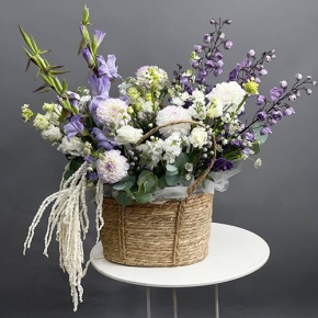 Композиция в сумке "Вдохновение" из дельфиниума, георгин, маттиол, гладиолусов и эустом  в Серпухове