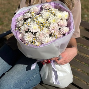 Букет "Нежный взгляд" из кустовых хризантем и ромашек в Серпухове