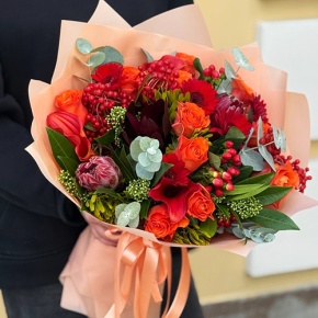 Букет "Красный закат" из калл, роз, калины, скиммии, гиперикума, сафари, гербер и капса в Серпухове