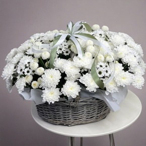 Композиция в корзине "Снежная лавина" из хризантем в Серпухове