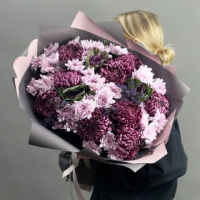 Букет "Виолетта" из хризантем Бигоуди, лимониума, брассики и кустовых хризантем в Серпухове