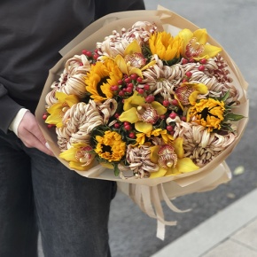 Букет "Биркин" из подсолнухов, орхидей, гиперикума, хризантем Виена в Серпухове
