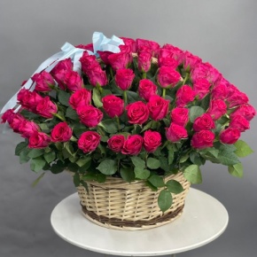 Композиция в корзине из 151 малиновой розы в Серпухове