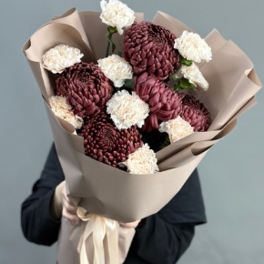 Букет из хризантем Бигоуди и диантусов в Серпухове