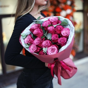 Букет из 15 роз Космик с эвкалиптом (50 см) в Серпухове