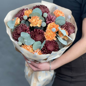 Букет "Персиковый раф" из хризантем Бигоуди, краспедии и диантусов в Серпухове