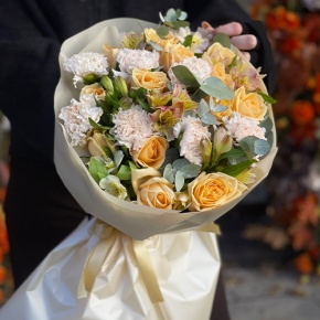 Букет "Пломбирный" из роз Аваланж, диантусов, альстромерий и эвкалипта в Серпухове