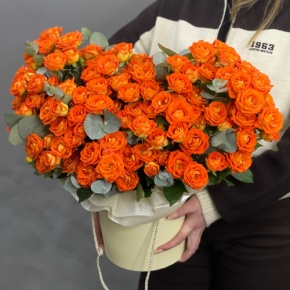 Композиция в шляпной коробке "Закат" из кустовых роз и эвкалипта в Серпухове