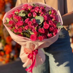 Букет из 15 кустовых малиновых роз и эвкалипта (40 см) в Серпухове