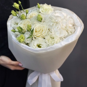 Букет "Нега" из Голландской гортензии, роз и эустом в Серпухове