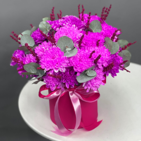 Композиция в шляпной коробке "Магия розового" из хризантем и лаванды в Серпухове