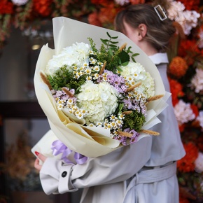 Букет "Zero" из хризантем сантини и гортензий в Серпухове