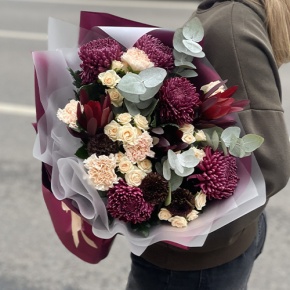 Букет "В каждом мгновении" из хризантем Бигоуди, кустовых роз, сафари, гербер Экзотик и диантусов в Серпухове