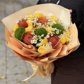 Букет "Зельда" из диантусов Lux, лимонных роз, лейко и ромашек в Серпухове