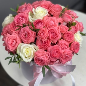 Композиция в шляпной коробке из белых и кустовых коралловых роз в Серпухове