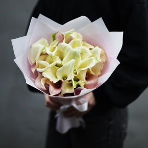 Букет из 25 калл нежный микс в Серпухове