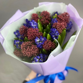 Букет "Твой яркий день" из гиацинтов и скиммии в Серпухове