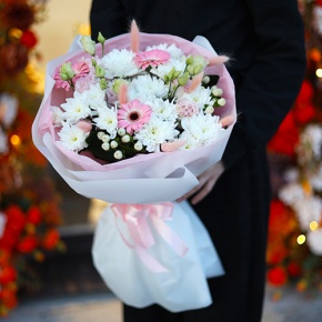 Букет "Интонации" из гербер, эустом и хризантем в Серпухове