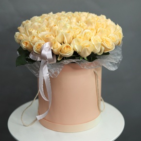 Композиция в шляпной коробке из 101 кремовой розы в Серпухове