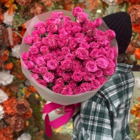 Букет из 35 малиновых кустовых пионовидных роз (60 см) в Серпухове
