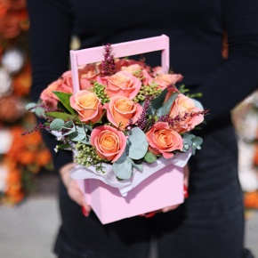 Композиция в ящике из роз Мисс Пигги и капса в Серпухове