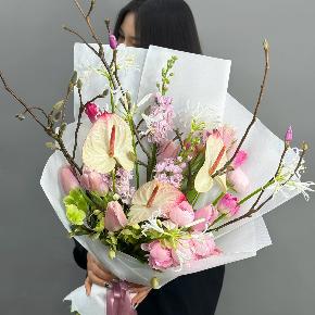 Авторский букет с антуриумами, ранункулюсами и цветущими ветками магнолии в Серпухове